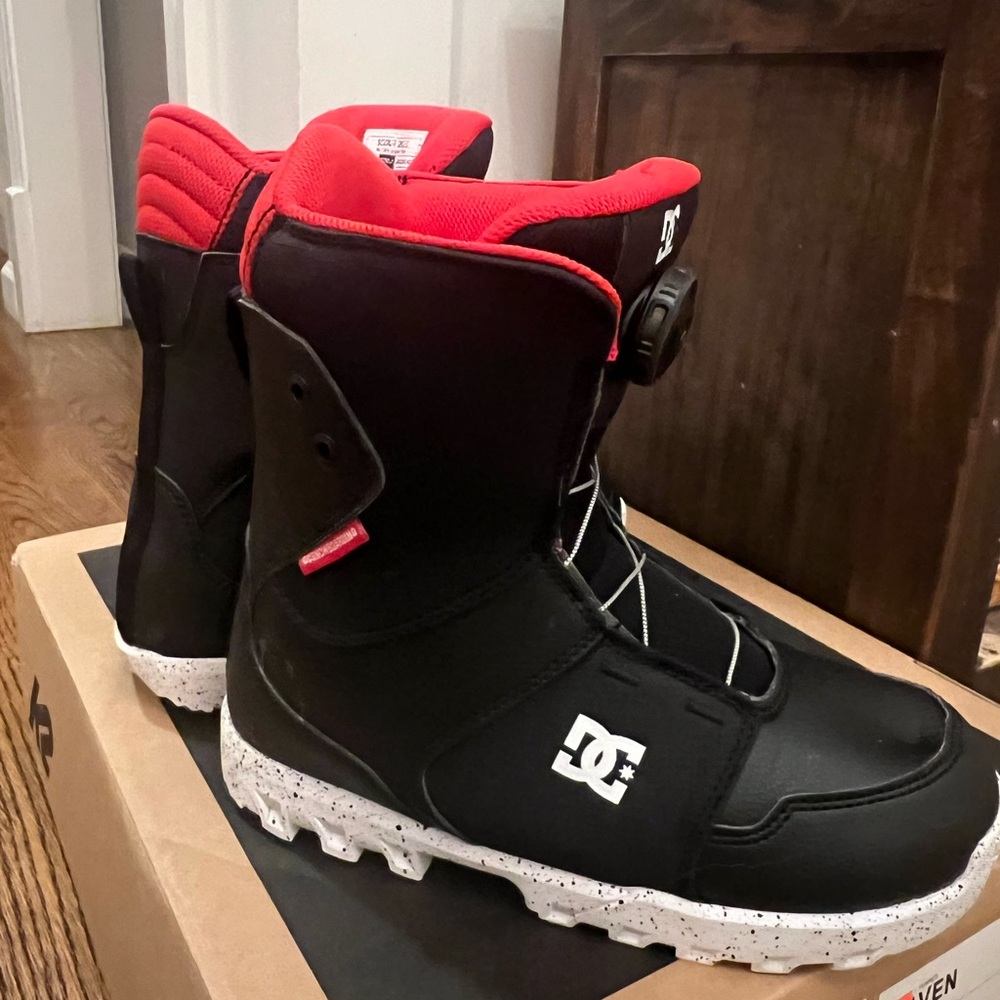 Youth size 6 scout DC snowboarding boots